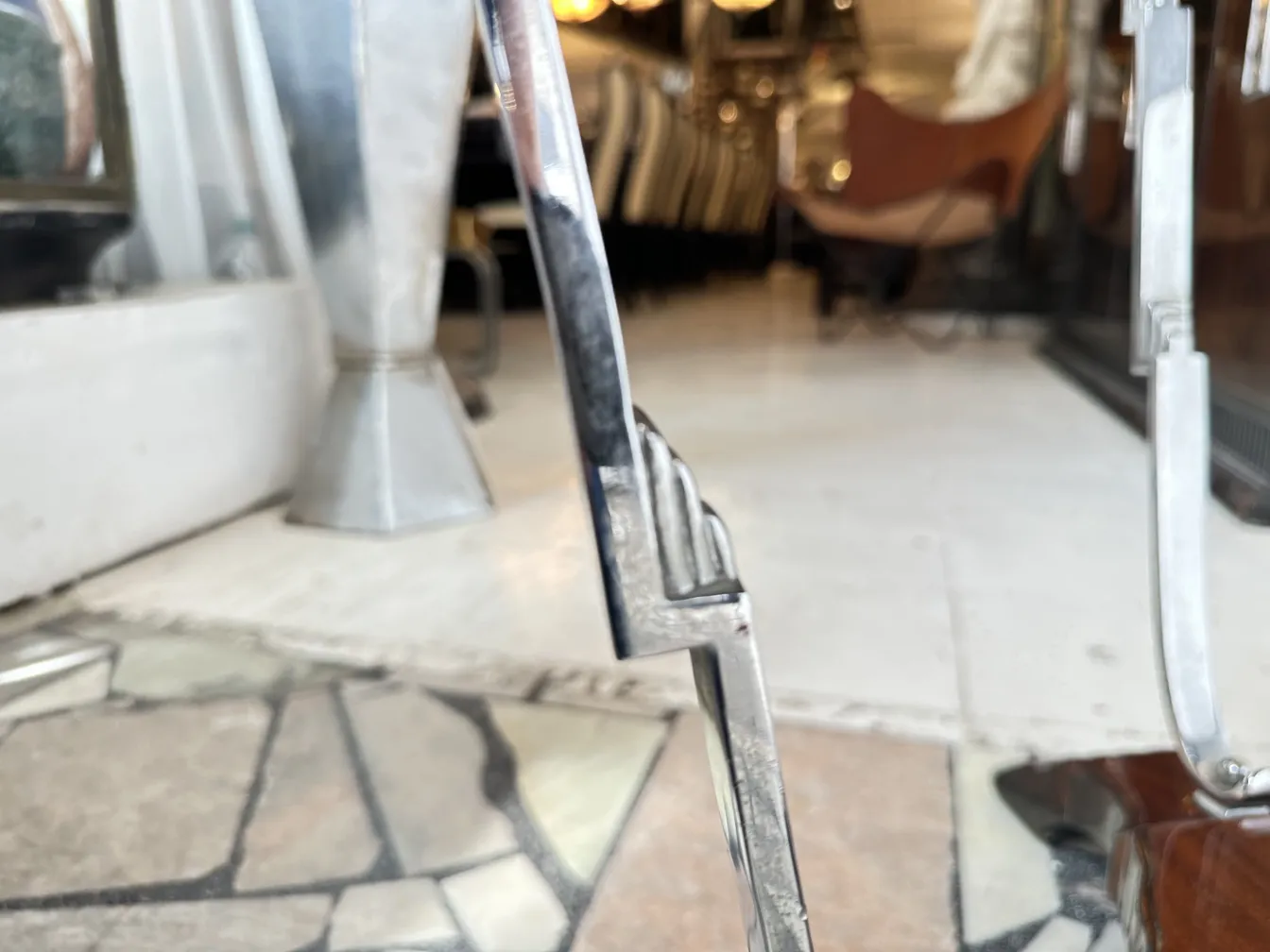 Tavolino antico con dettagli di design eleganti in un ambiente accogliente.