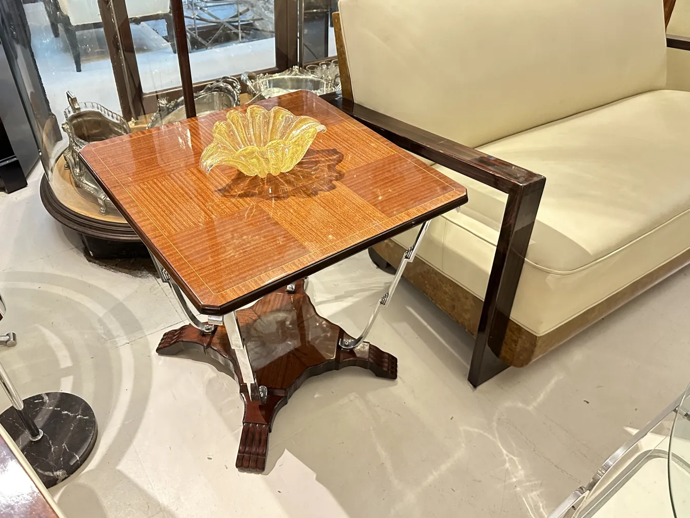 Tavolino antico in un ambiente elegante, decorato con un centrotavola giallo