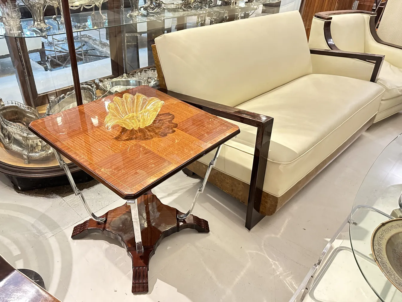 petite table antique avec décoration en verre et structure tonale