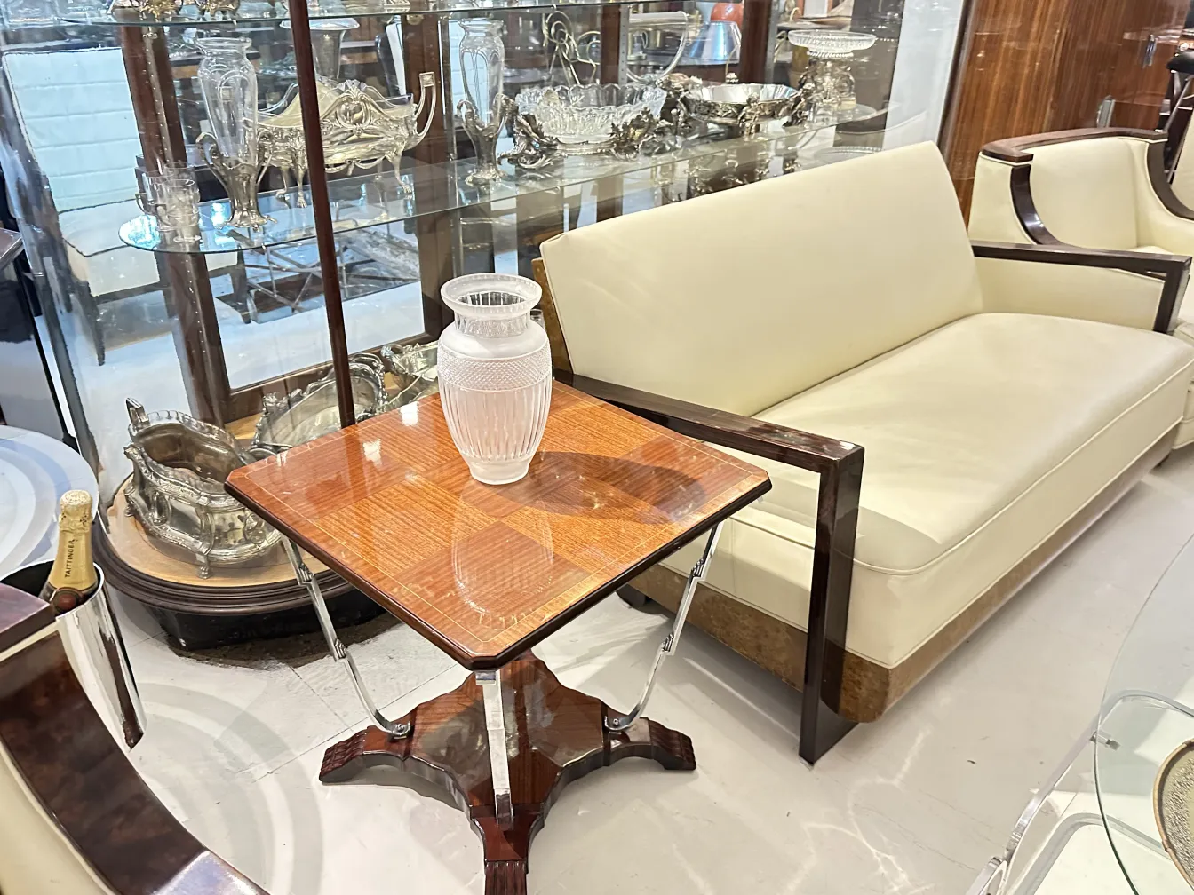 mesita antigua en ambiente elegante, con jarrón decorativo