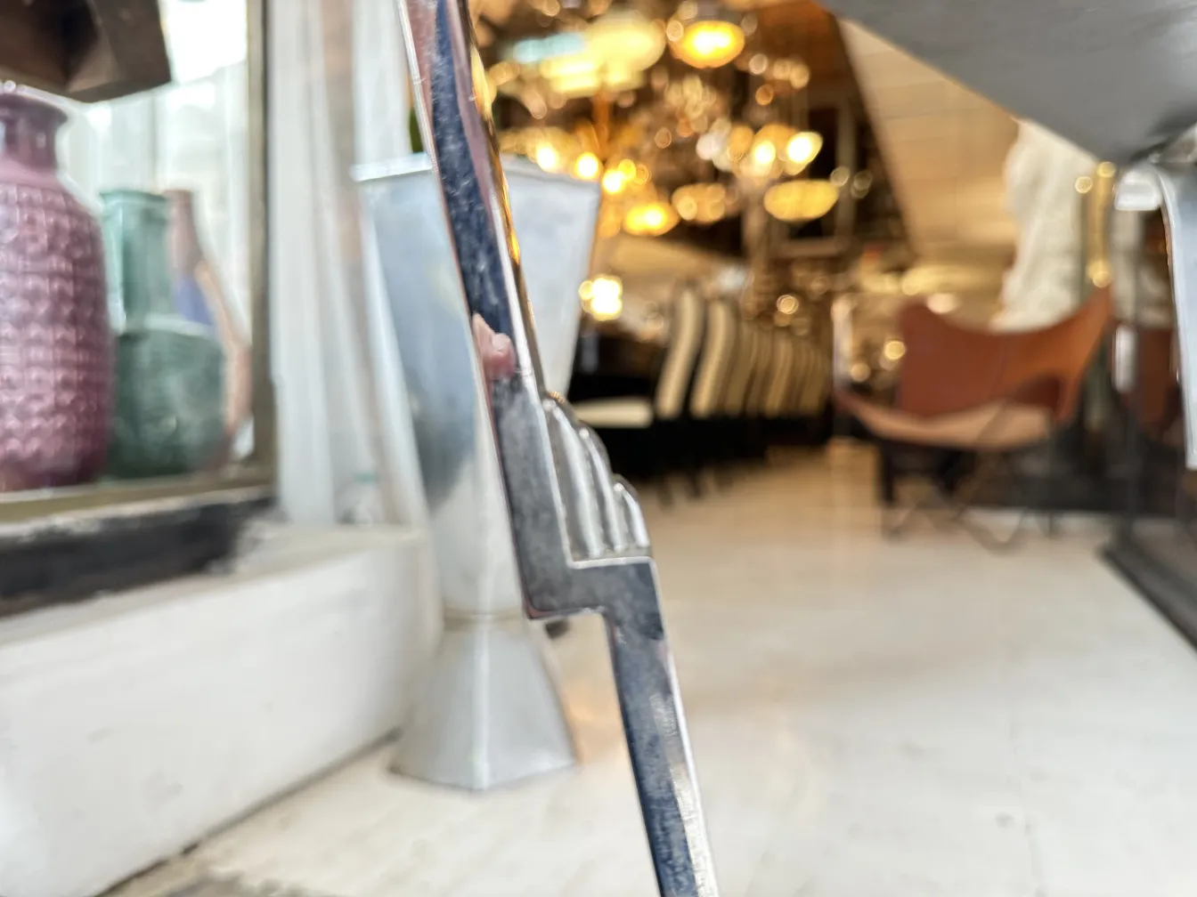 طاولة صغيرة عتيقة في غرفة مزينة مع مزهريات