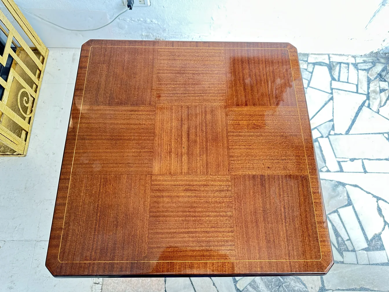 antiker kleiner Tisch mit elegantem Design, heller Hintergrund