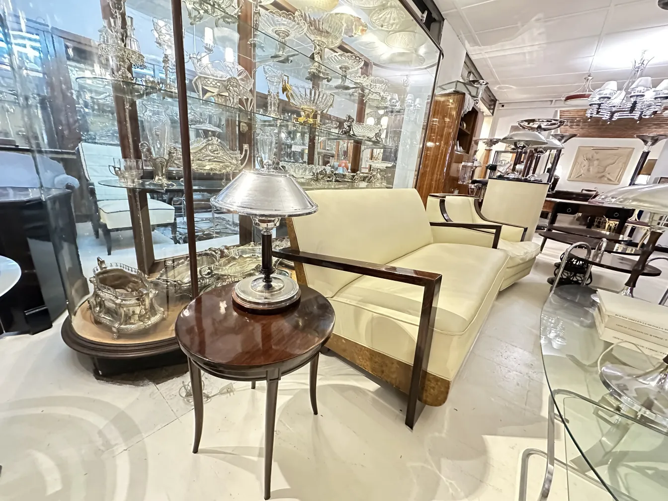 Mesinha antiga decorativa em um ambiente elegante com lâmpada