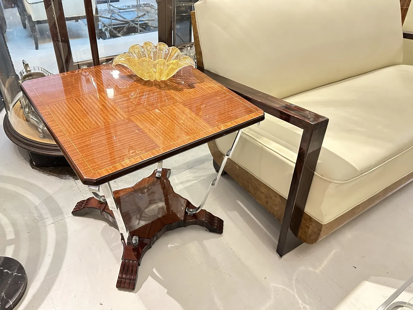 Ancienne petite table avec une base de design, décorée d'un objet décoratif