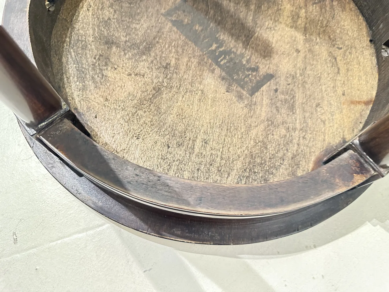 装飾用の古い小さなテーブルの上面の視点には、縁に詳細があります