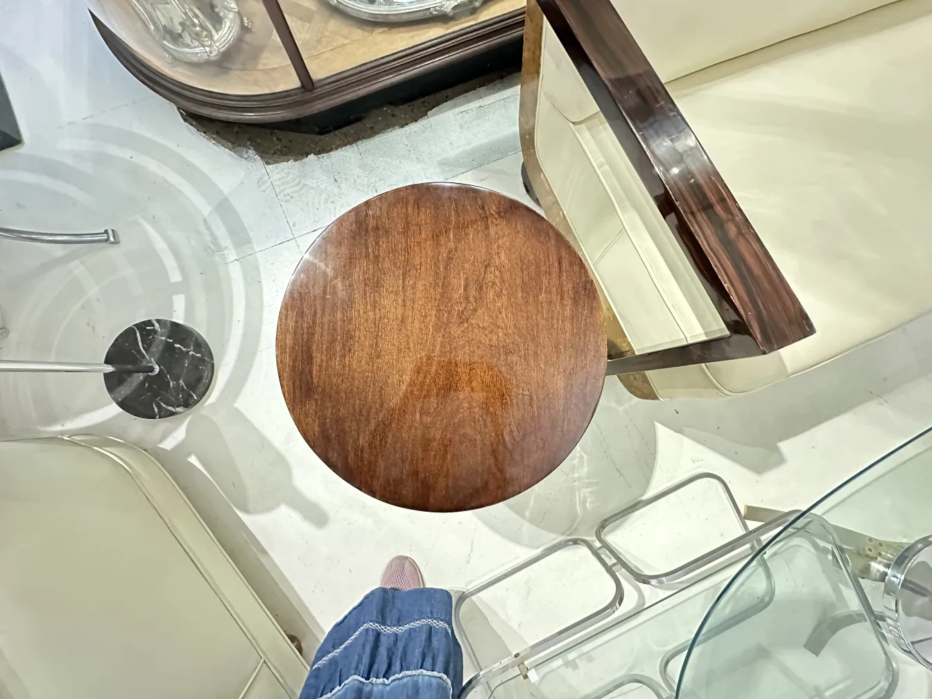 petite table ancienne ronde avec finition brillante dans un cadre moderne