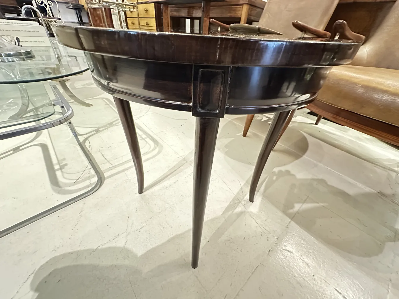 Petite table ancienne avec pattes fines, dans un cadre élégant