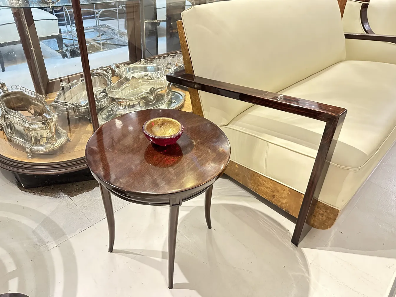 petite table ancienne avec un bol rouge dans un cadre élégant