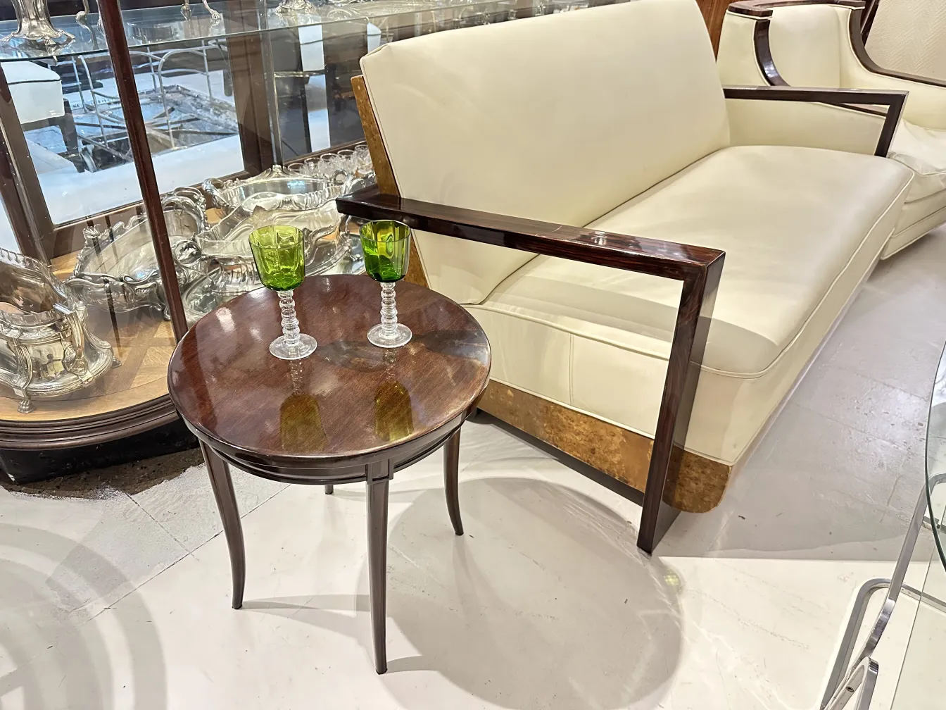 tavolino antico con due bicchieri verdi sopra