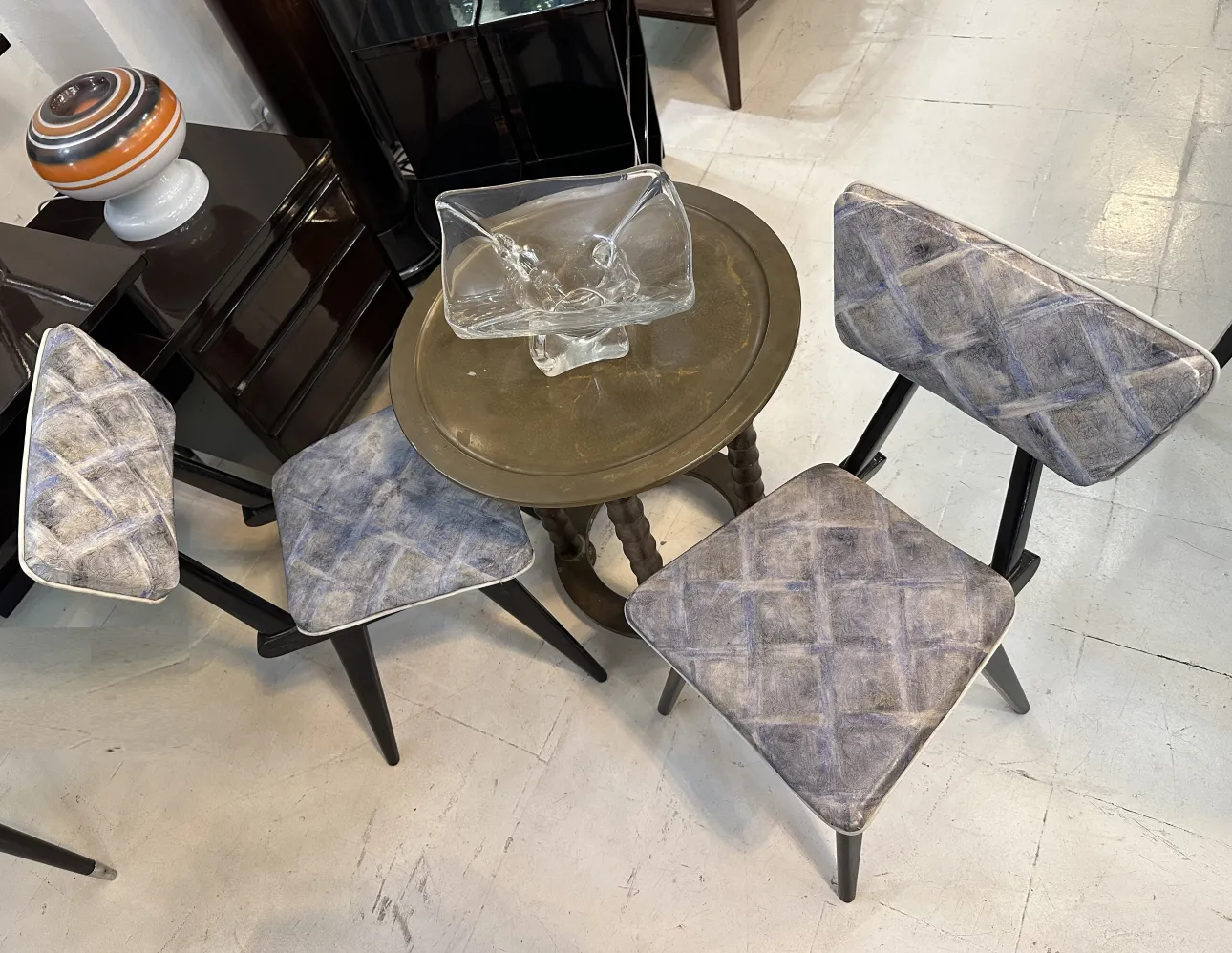 Mesinha antiga com design decorativo, adornada em um ambiente clássico.