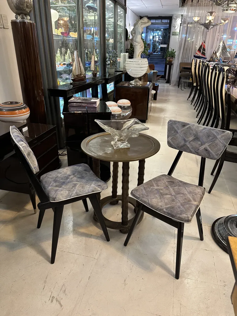 mesinha antiga redonda com cadeiras em um ambiente elegante