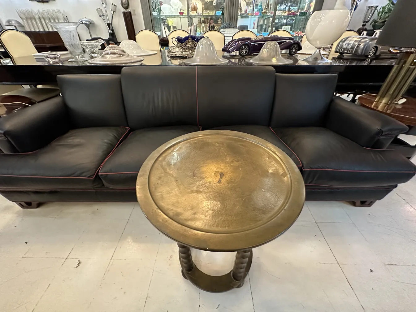 エレガントなソファのある小さなアンティークテーブル