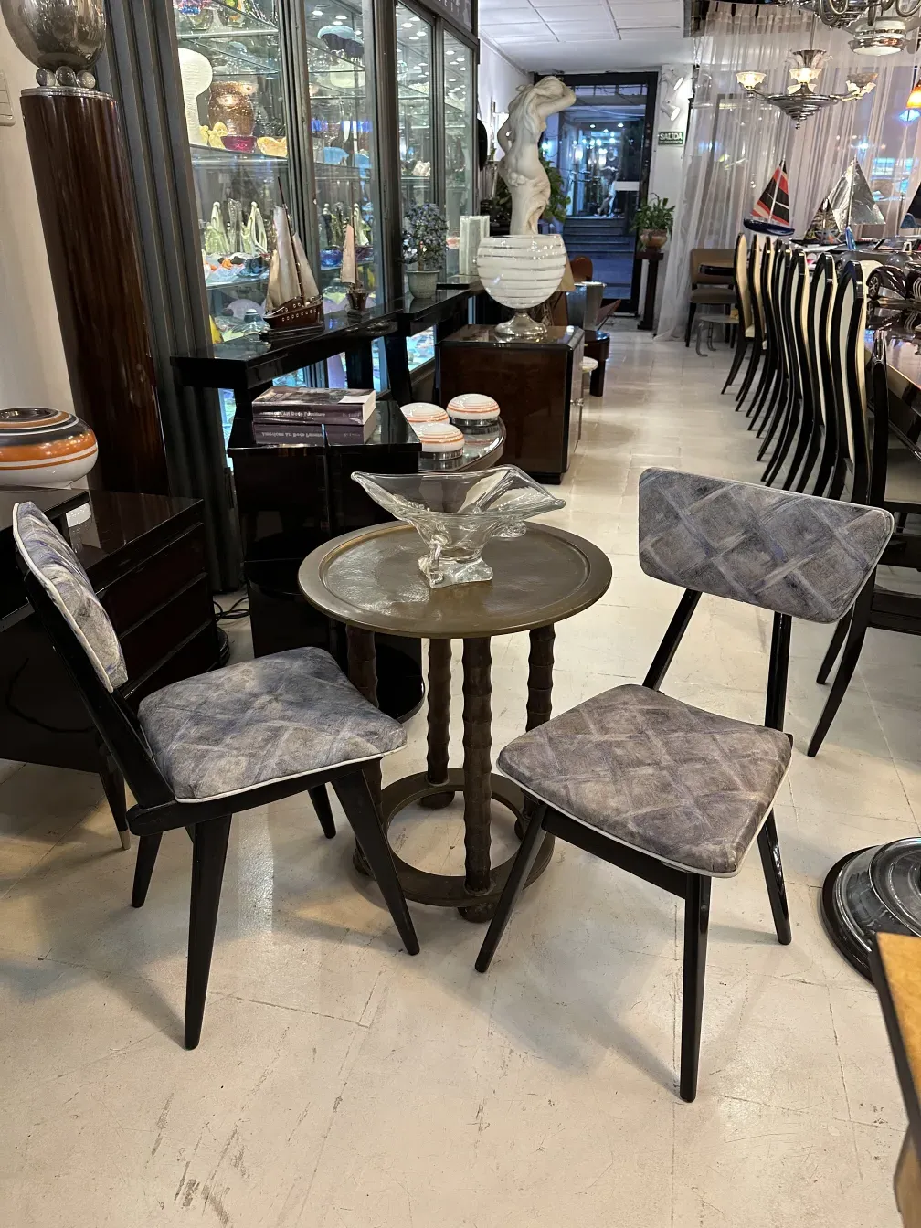 mesinha antiga redonda com cadeiras de design moderno