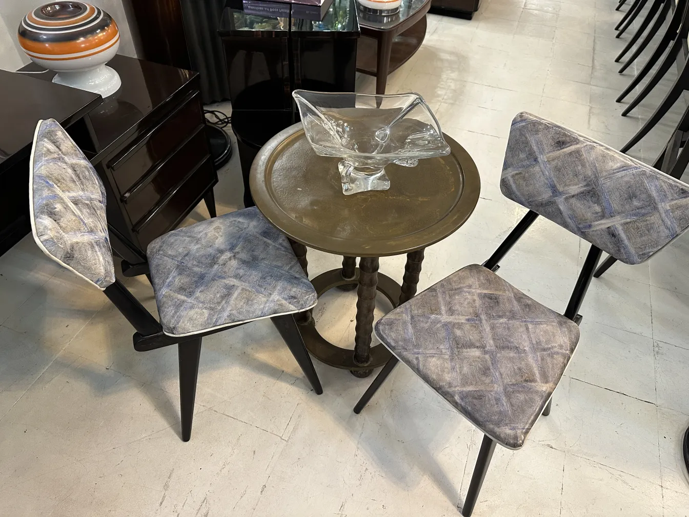 antik kleiner Tisch elegant zwischen Stühlen mit Kissen