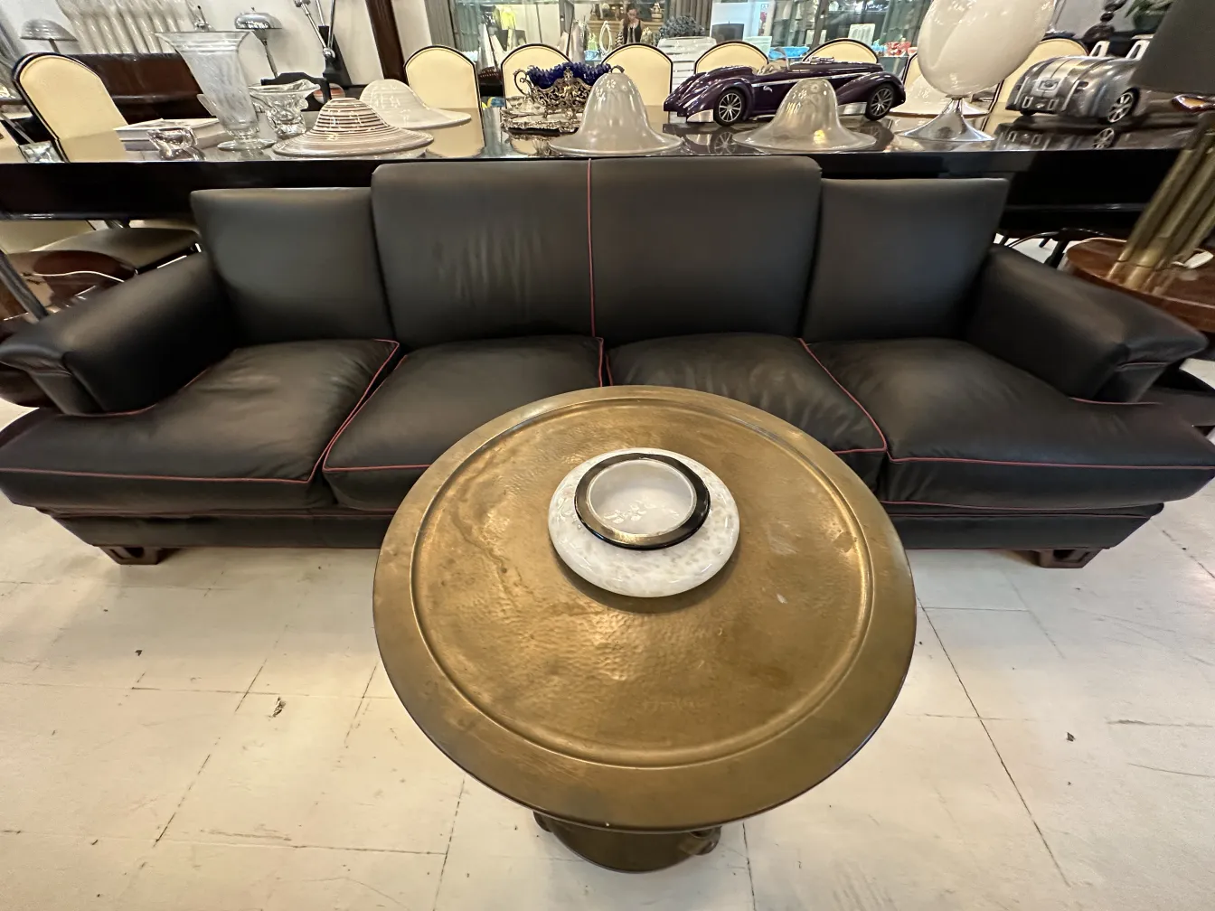 mesinha antiga com decorações em ambiente aconchegante