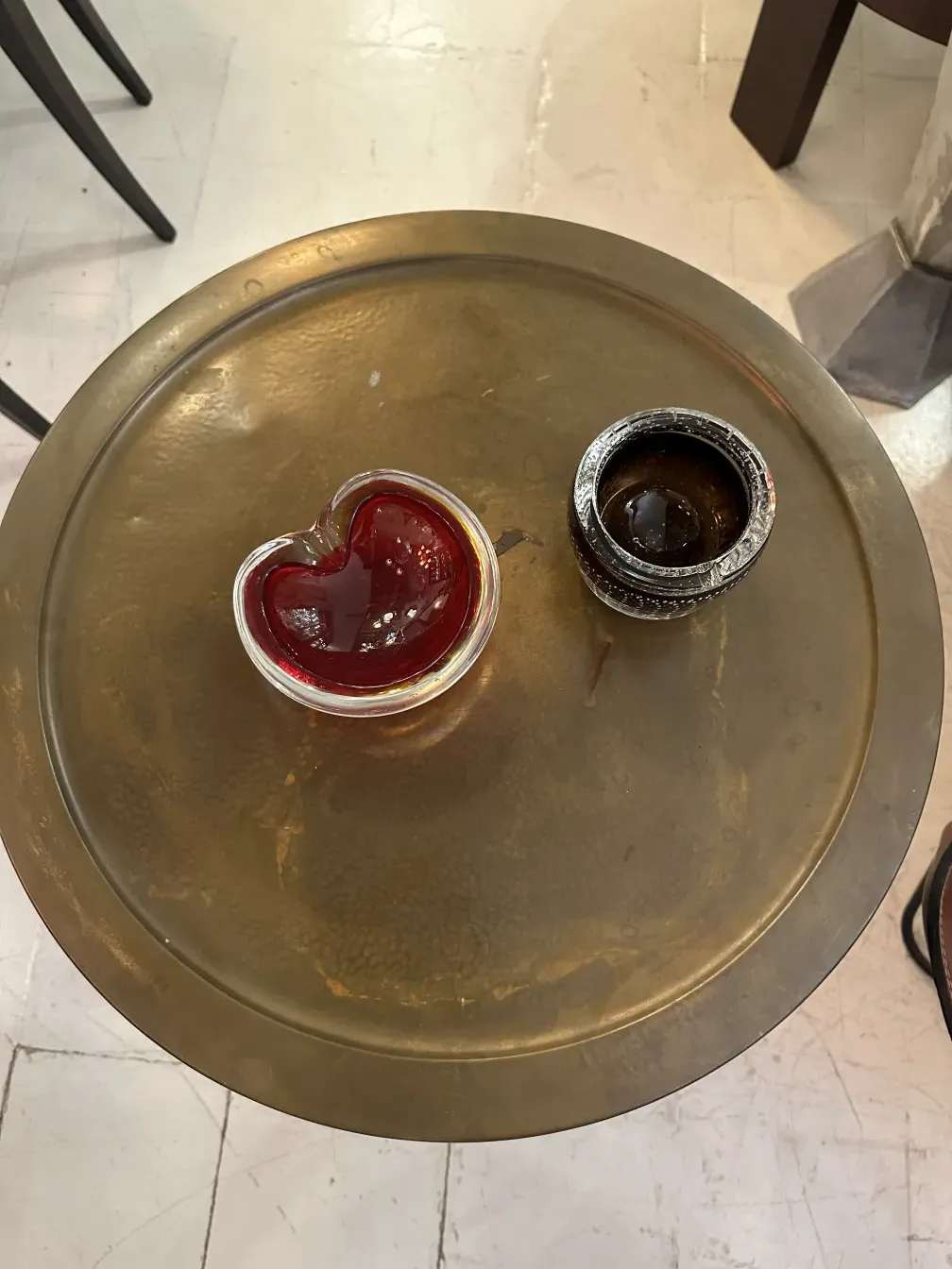 古董圆桌上有装饰物，背景中性