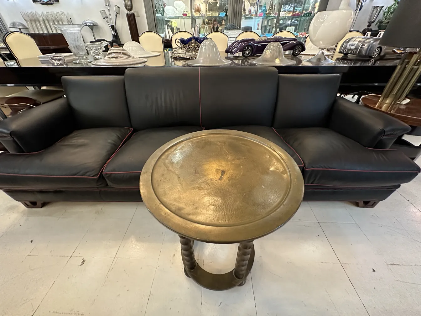 طاولة صغيرة قديمة ذات طراز كلاسيكي، شكل دائري، أجواء مريحة