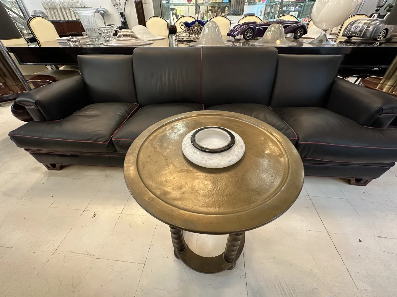 mesita antigua redonda con decoración y ambiente elegante