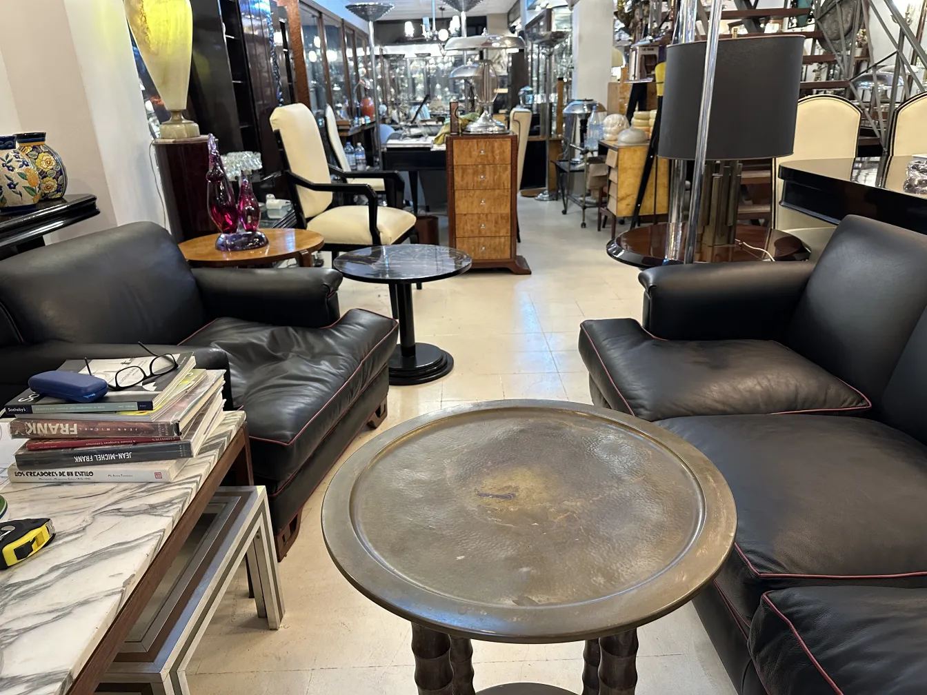 petite table ancienne dans un cadre lumineux avec des canapés sombres