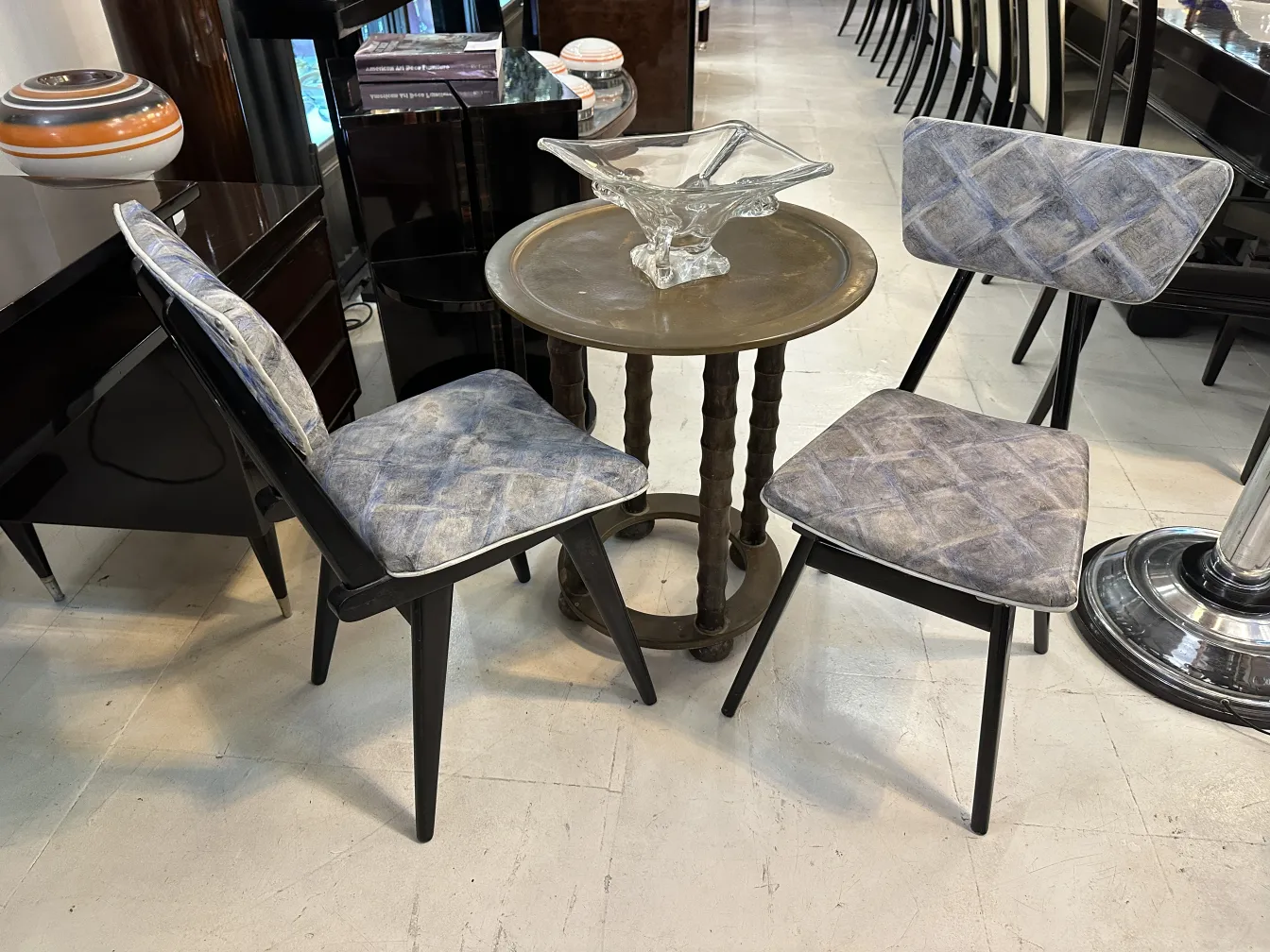 tavolino antico decorativo in un contesto elegante