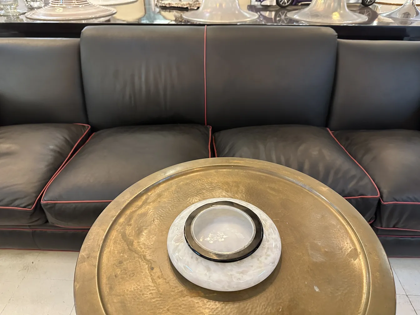 petite table antique avec des détails élégants dans un cadre accueillant