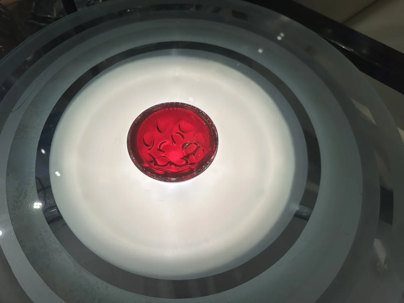 mesinha antiga com formato redondo e detalhe central