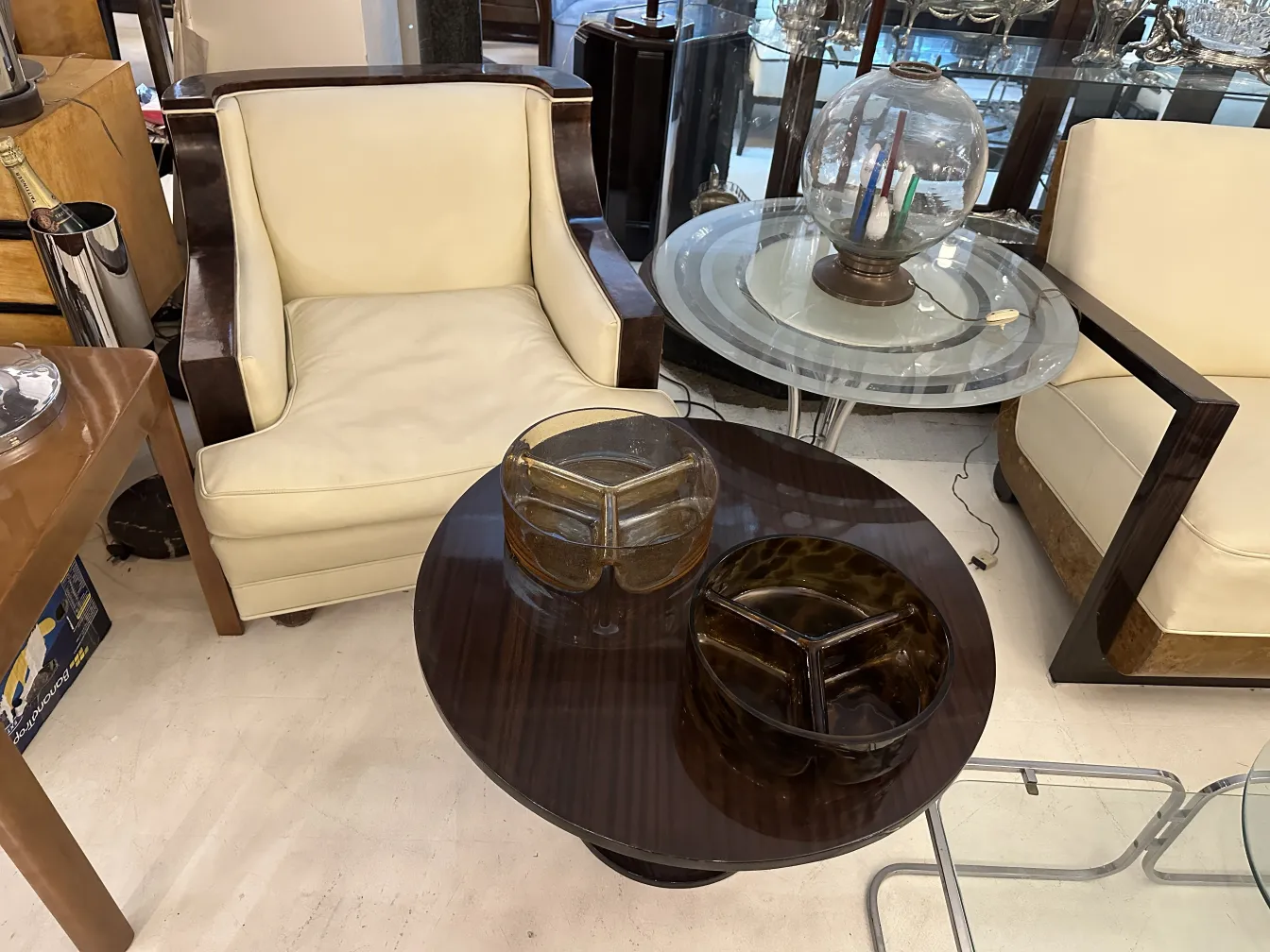 mesinha antiga com design elegante e detalhes clássicos