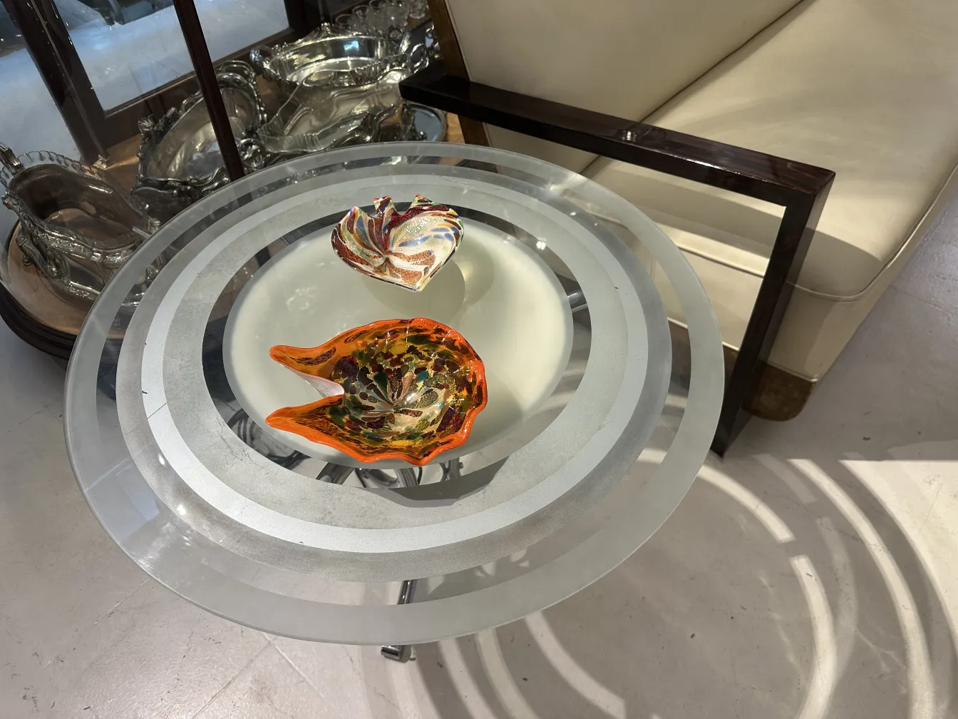 装飾的な古い小さなテーブルにカラフルなディテール