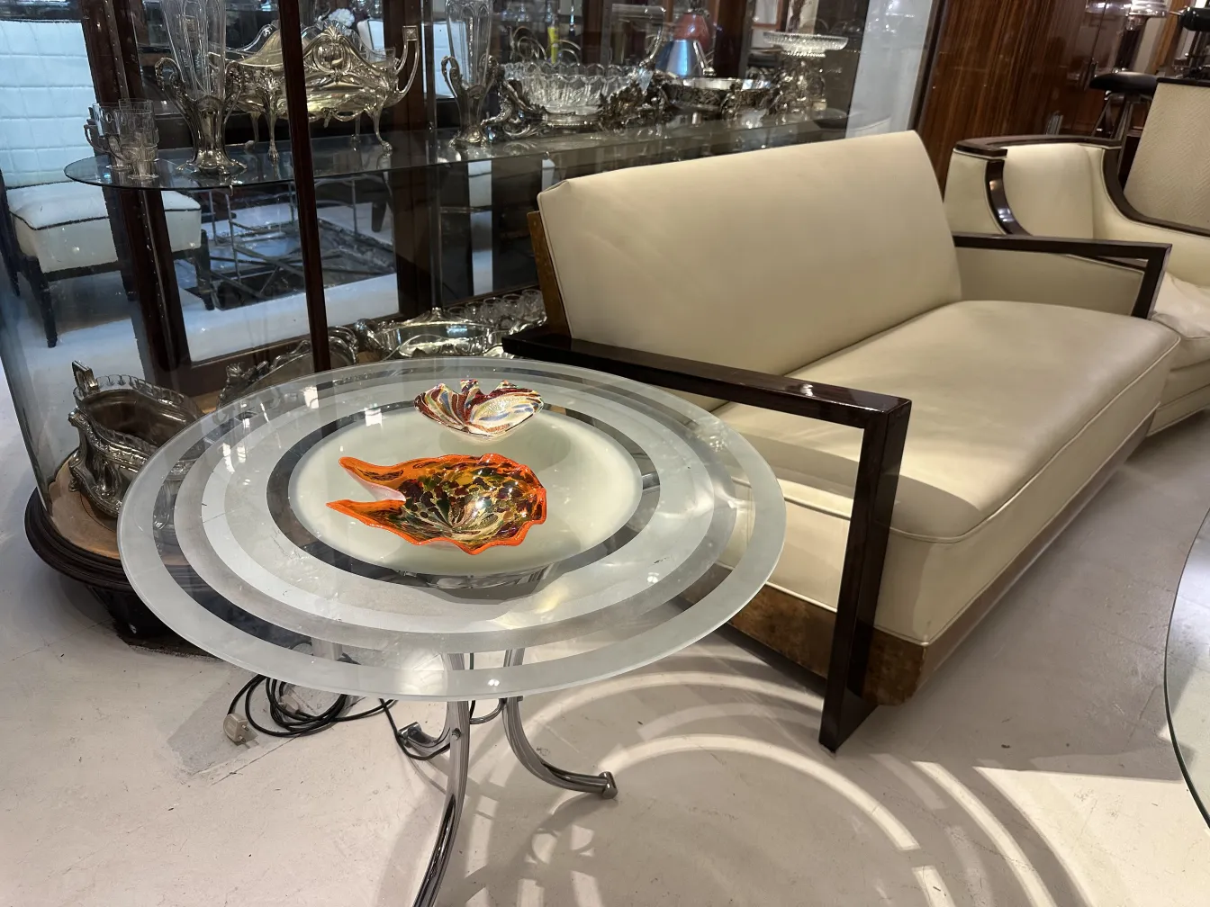 Antiquarischer kleiner Tisch mit bunten Dekorationen oben, umgeben von einer eleganten Umgebung.