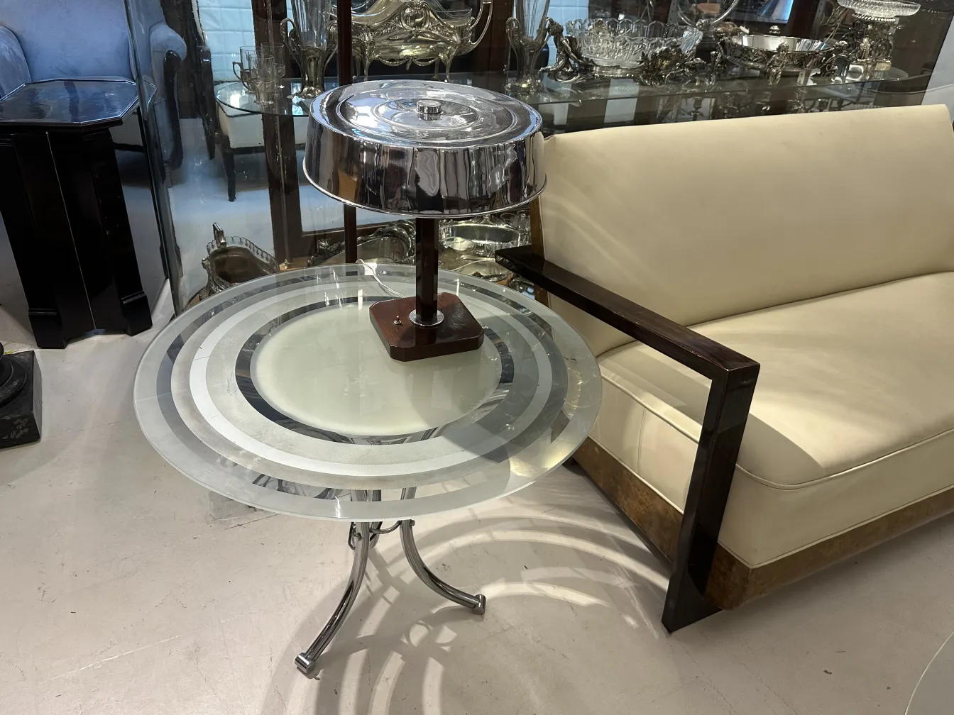 mesinha antiga com design minimalista, estilizada, ambiente elegante.