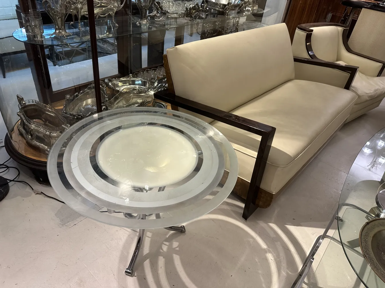 Mesinha antiga redonda, complementando um ambiente acolhedor e elegante, rodeada por objetos nostálgicos.