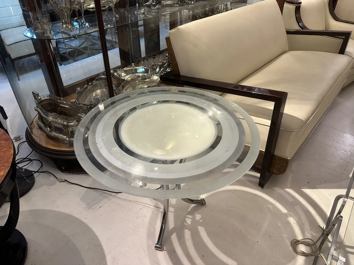 Antiker kleiner Tisch mit kreisförmigem Design, zeitgenössische Umgebung, elegante minimalistische Dekoration.