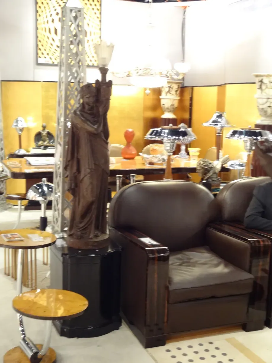 mesita antigua de diseño clásico en un entorno elegante