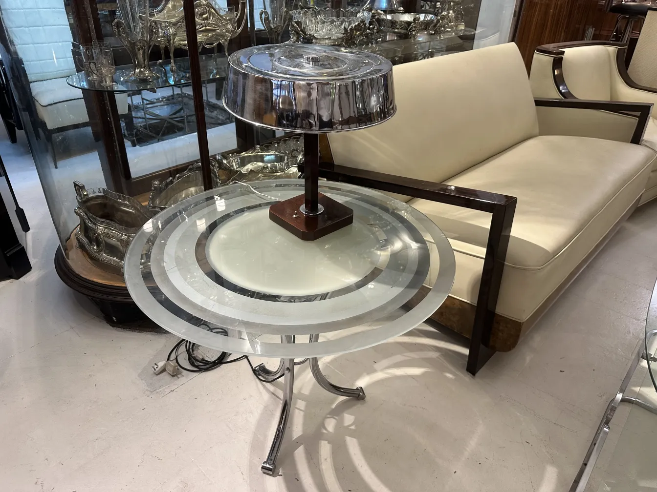 Antigua mesita con luz y diseño elegante, rodeada de decoraciones.