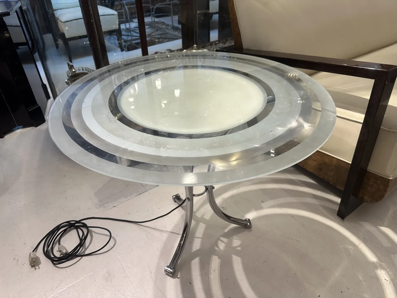 Mesinha antiga com design circular e elegante. Ambiente acolhedor.