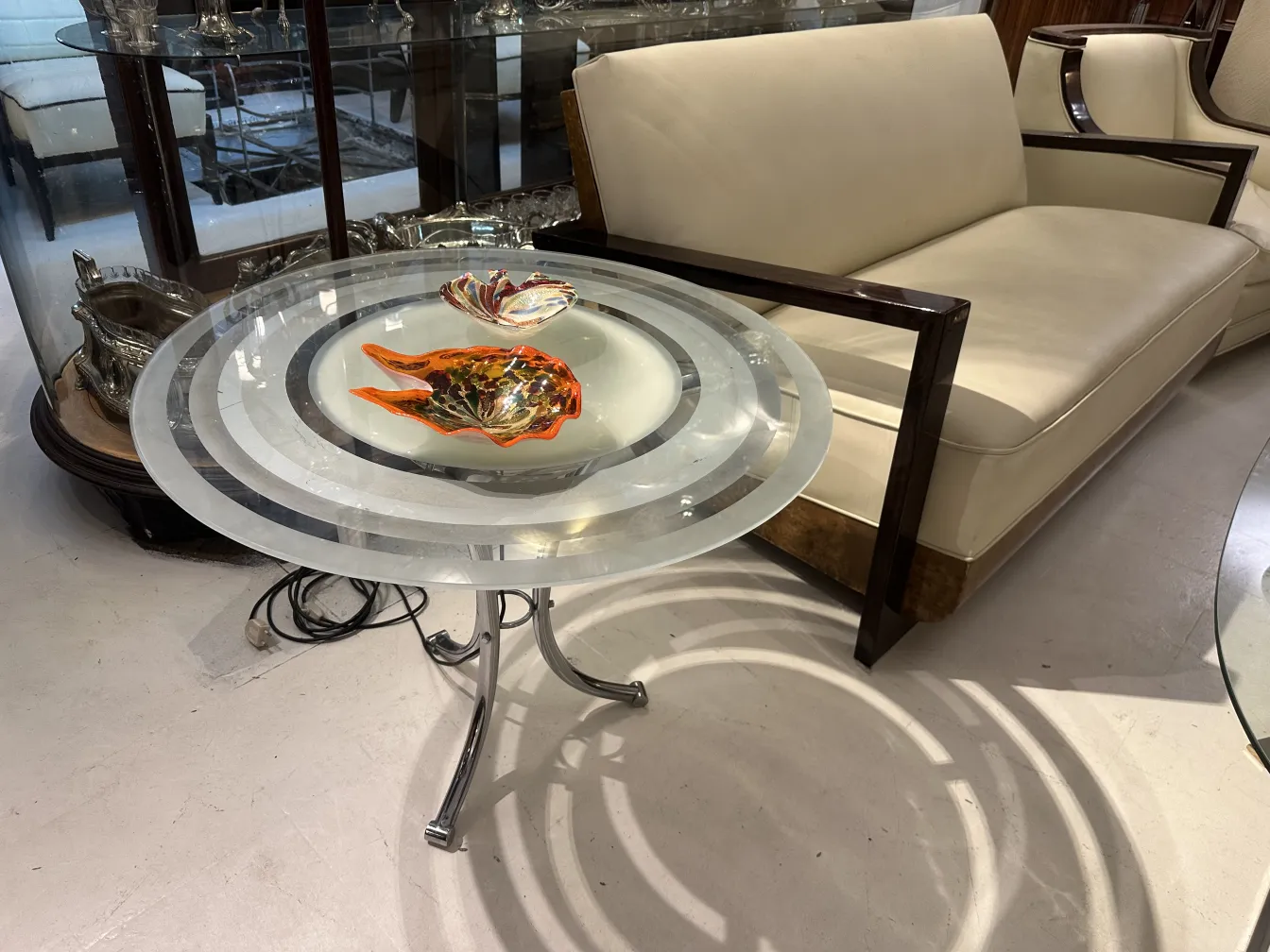 Mesita antigua con una superficie decorativa y un ambiente elegante.