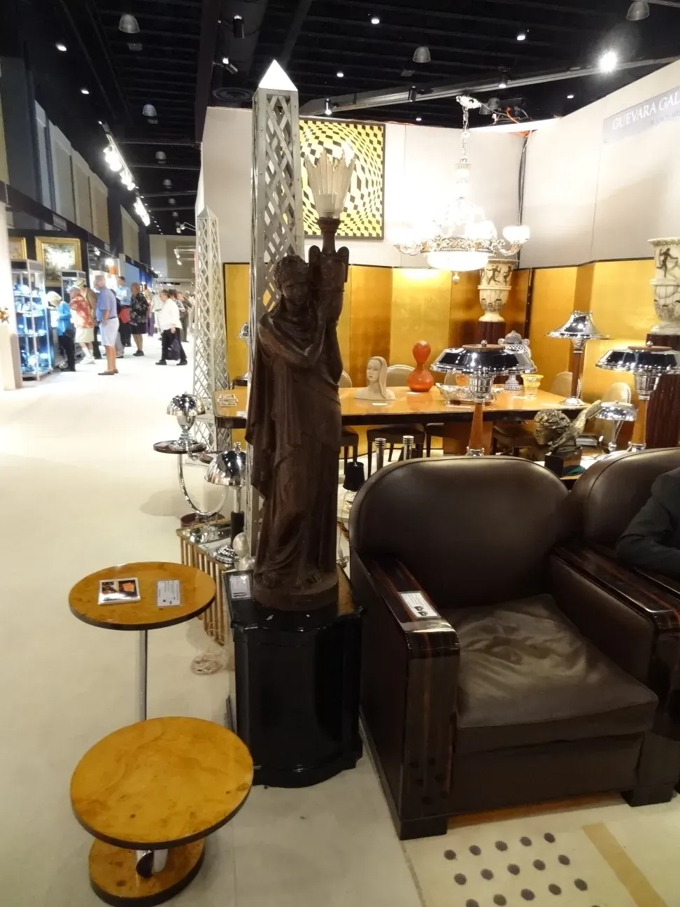 petite table antique de forme circulaire et décoration simple, placée dans une pièce