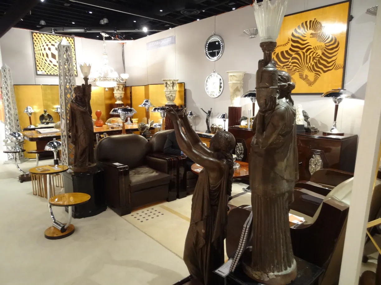 Una mesita antigua con un diseño distintivo, rodeada de muebles elegantes.