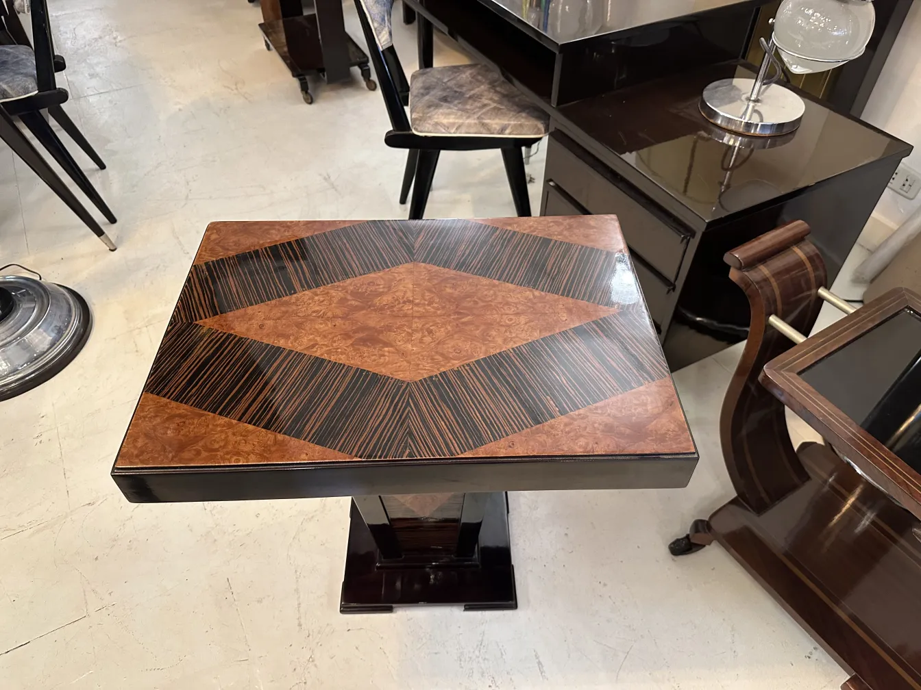 petite table ancienne avec motif en losange et rayures