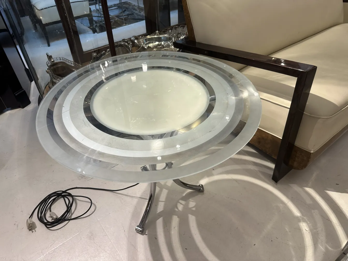 mesinha antiga com design circular e base de metal, ambiente minimalista