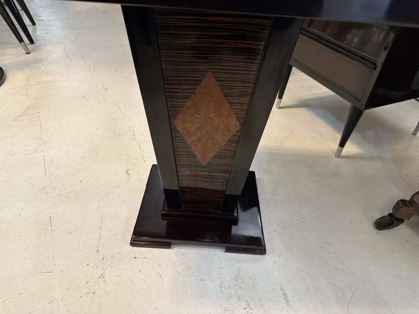 Antiker kleiner Tisch mit elegantem Design und dekorativen Details