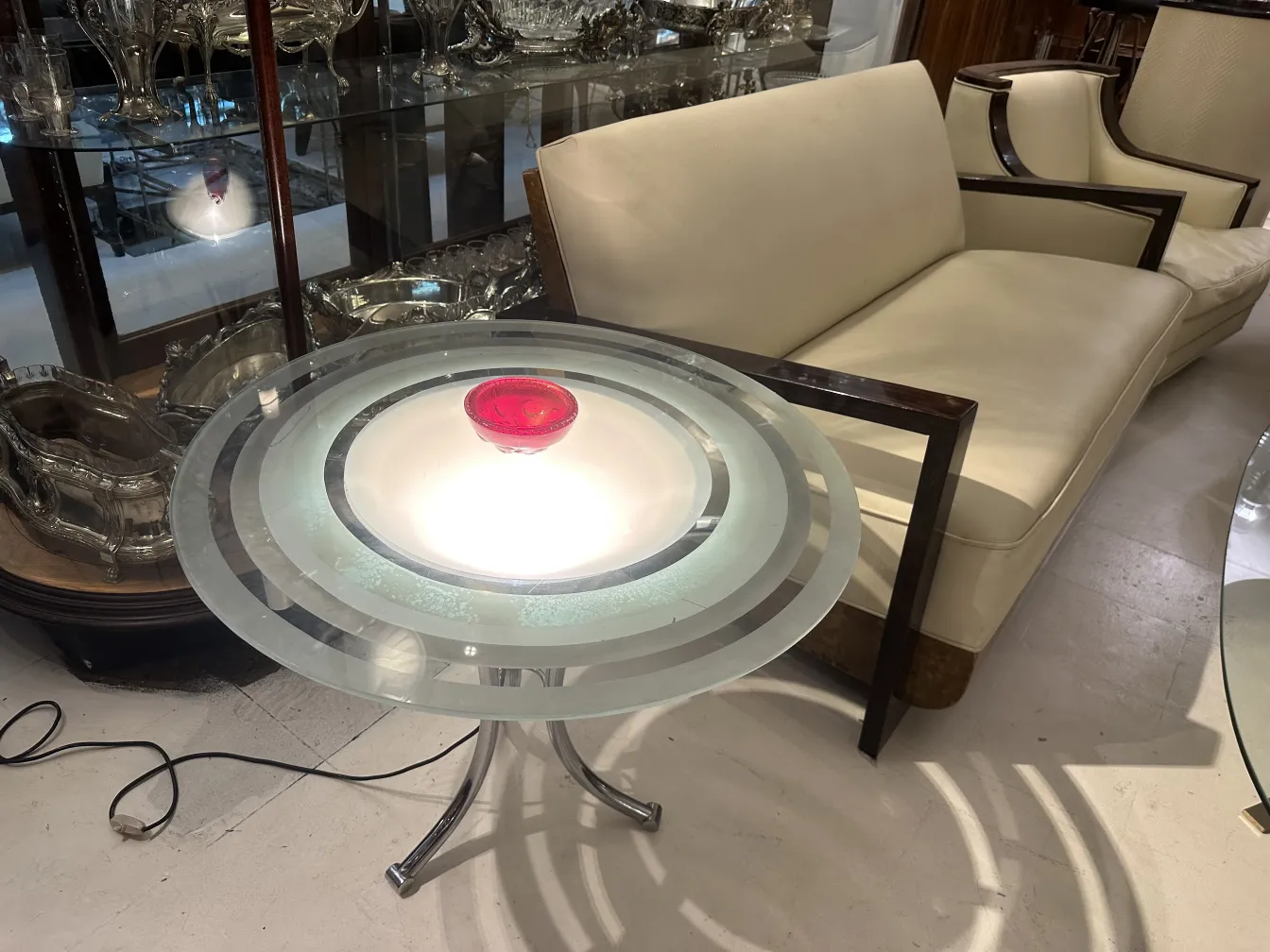 antiga mesinha com decoração em um ambiente elegante