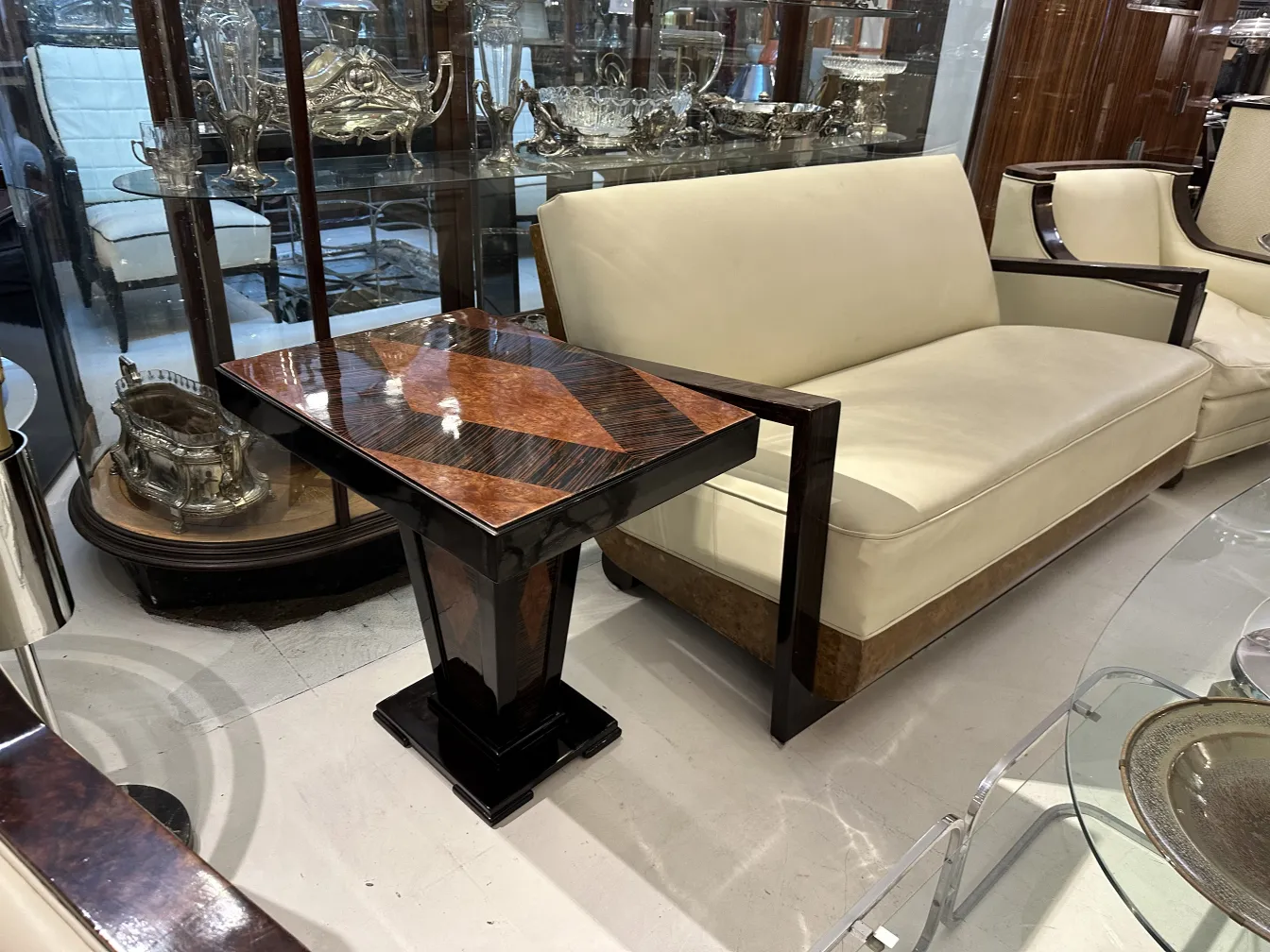 Mesinha antiga pequena com design elegante em um ambiente clássico