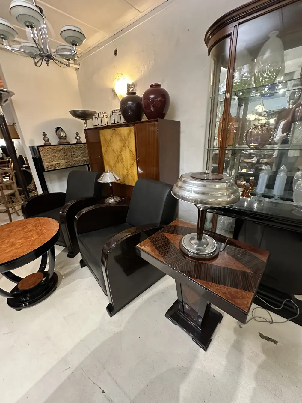 Petite table antique avec un design élégant, décorative et fonctionnelle, atmosphère chaleureuse.