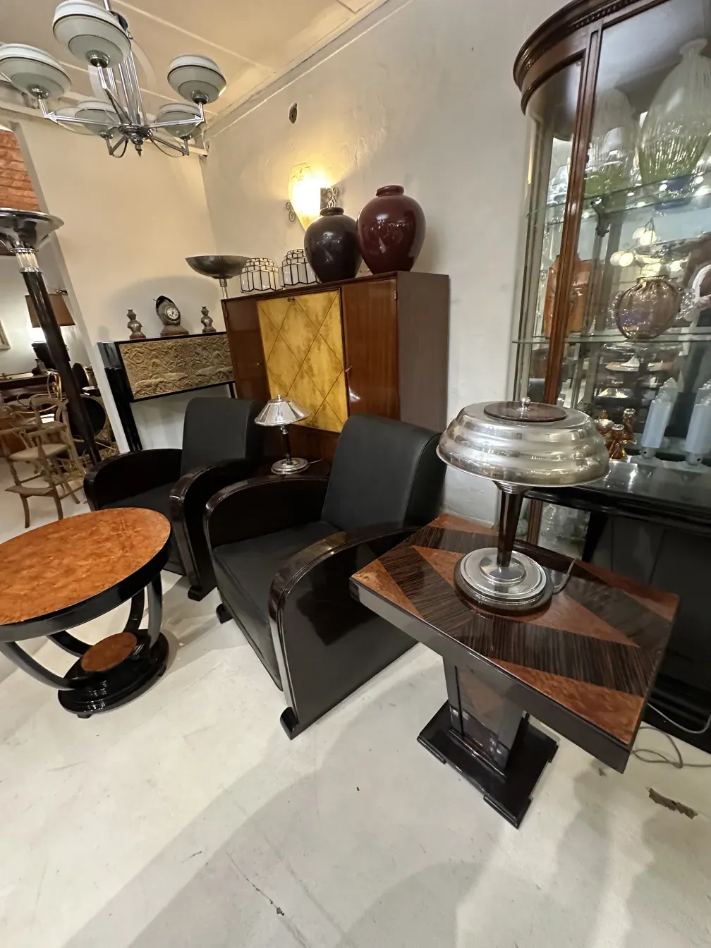 Tavolino antico con design geometrico in un ambiente elegante.