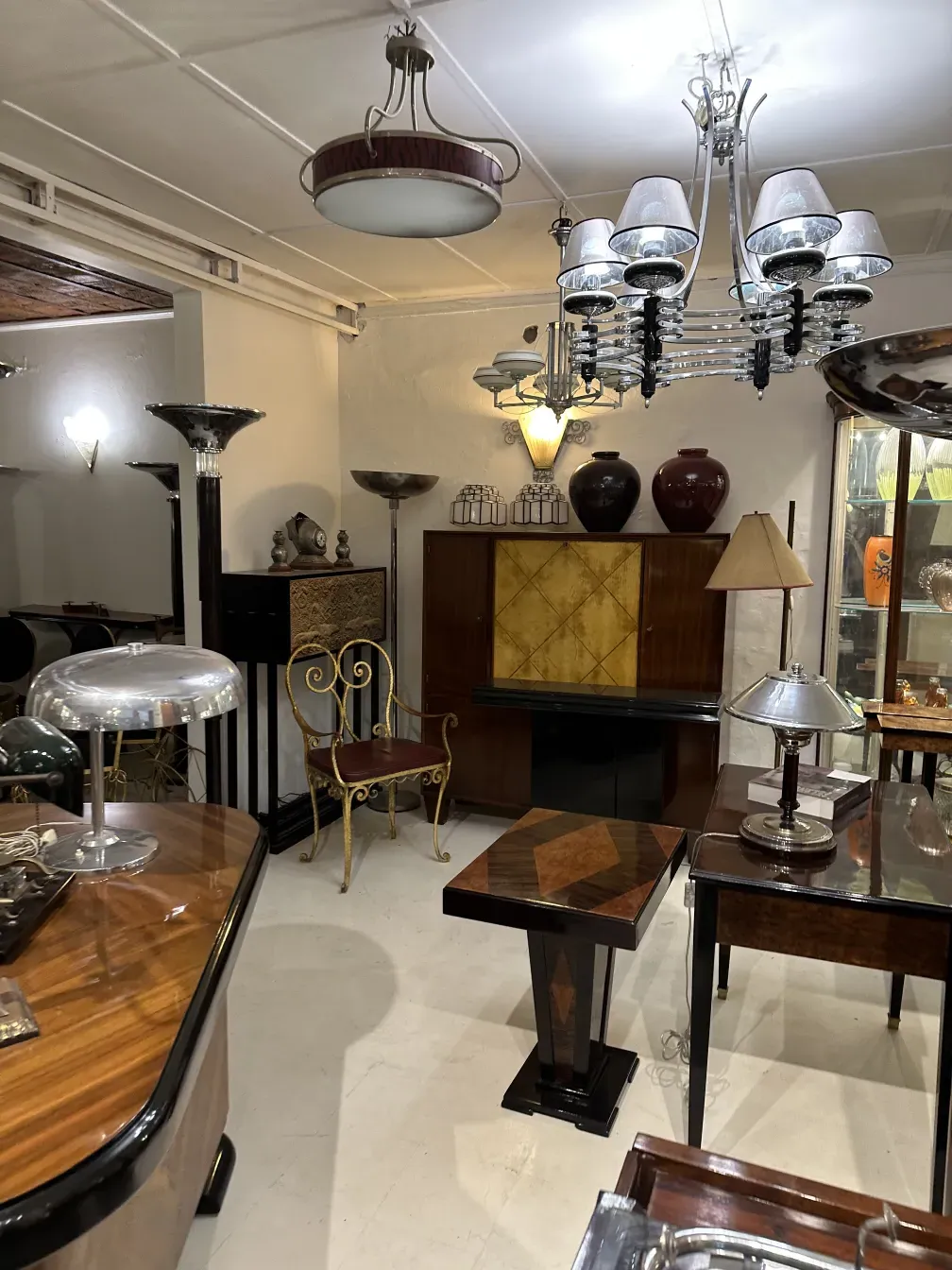 mesinha antiga com decoração elegante em ambiente vintage