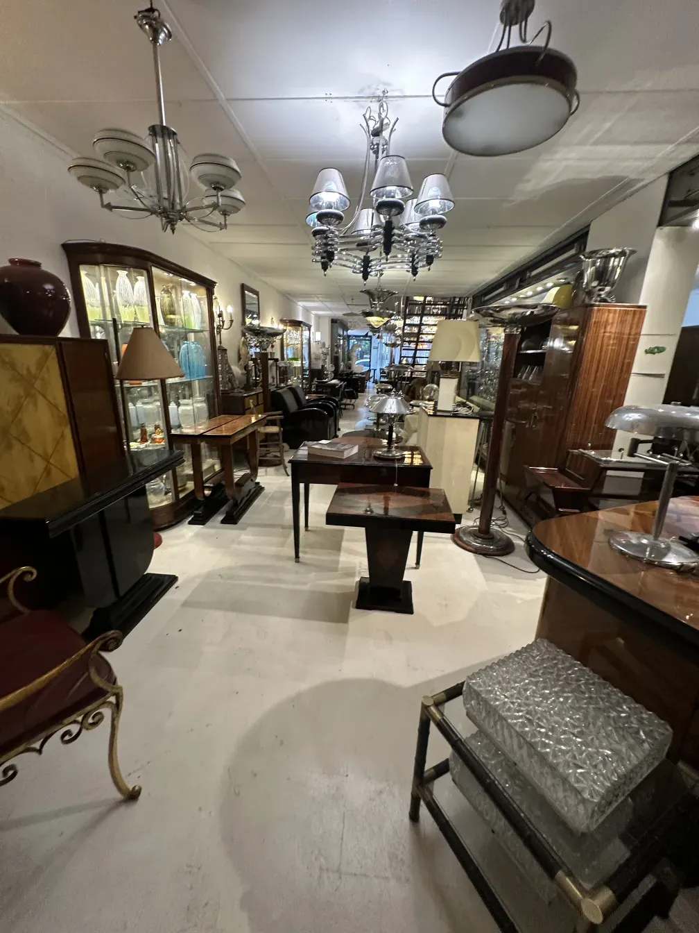 오래된 작은 테이블이 앤티크 환경에서