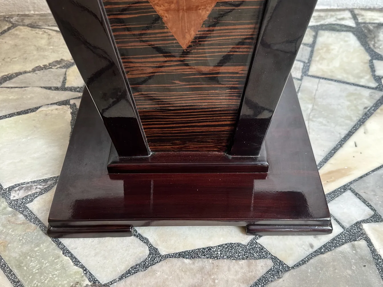 mesita antigua de forma elegante sobre fondo de piedra