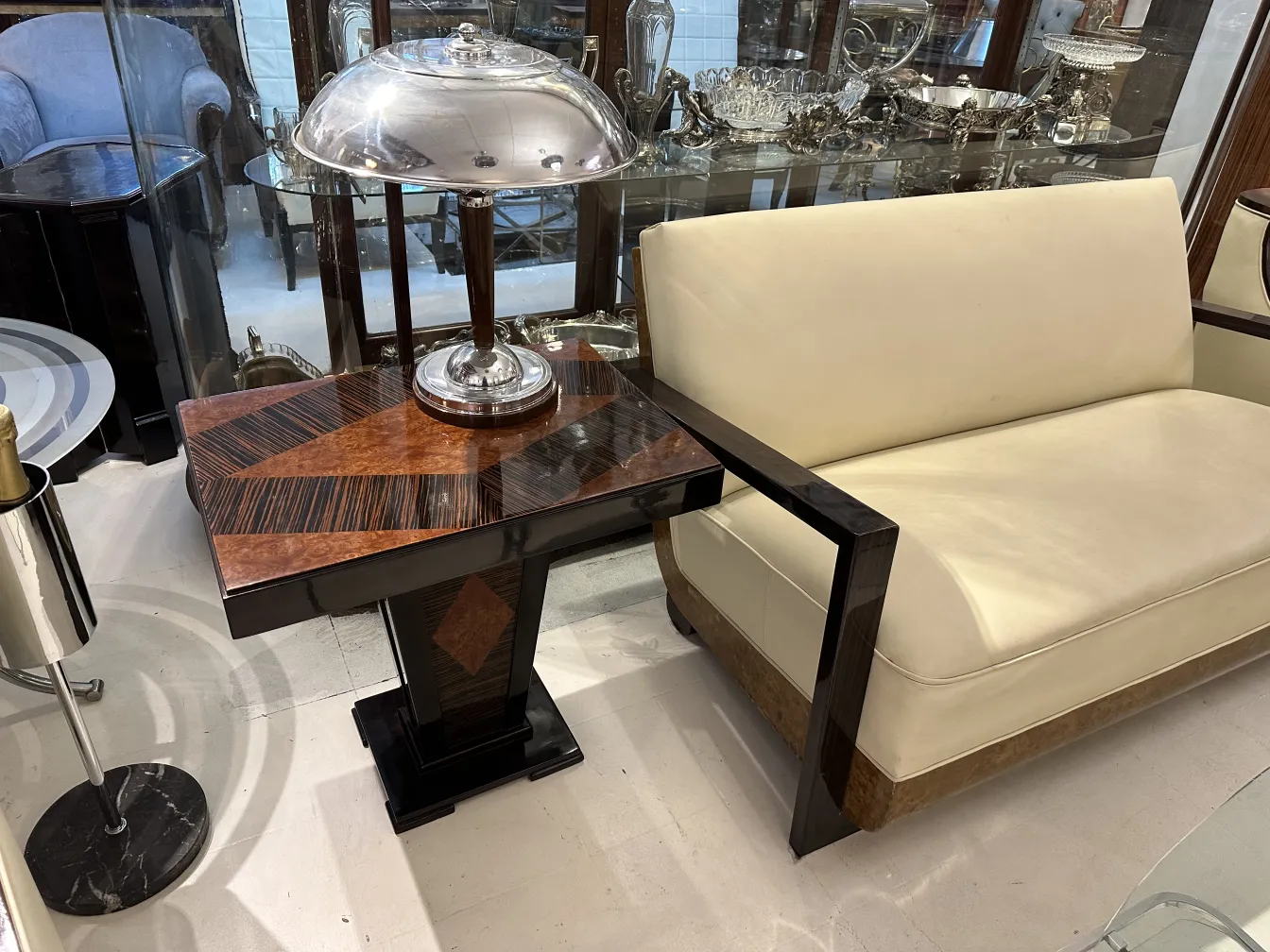 Mesinha antiga com design elegante e uma lâmpada sobre ela, em um ambiente aconchegante.