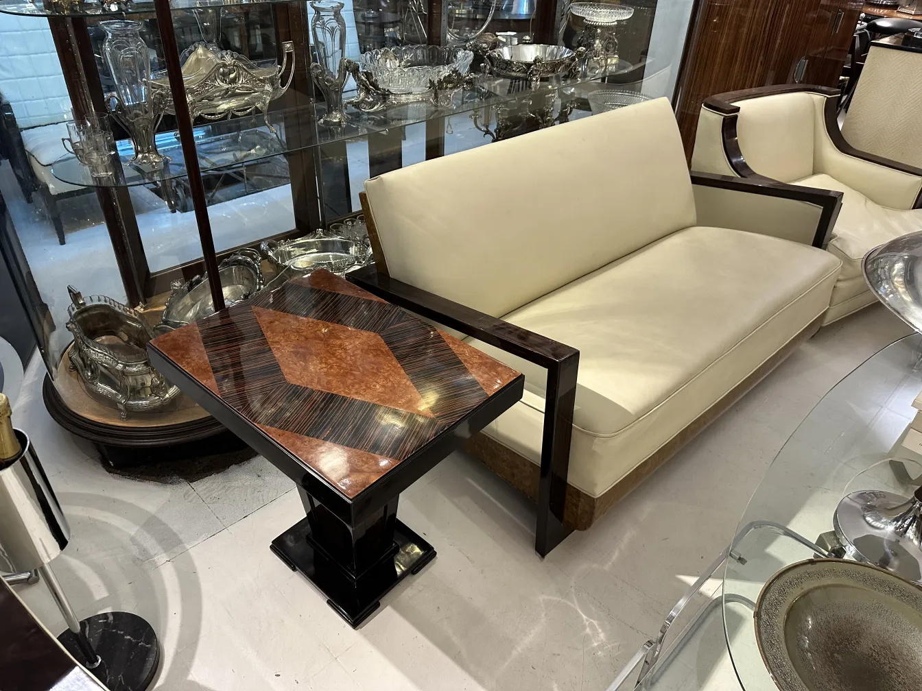 Mesita antigua con diseño decorativo y formas geométricas.